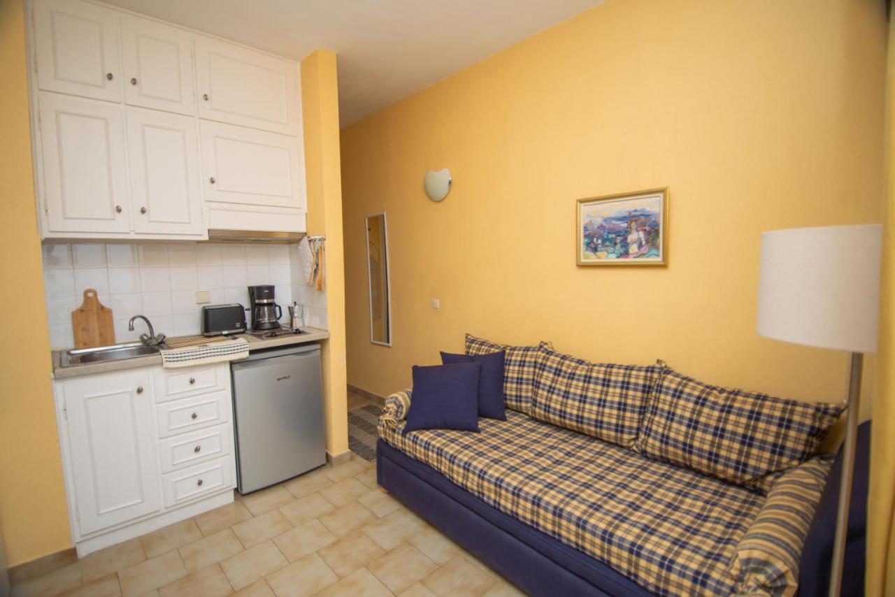 Alexandras On The Beach And Pool Apt Glyfada  Exterior photo