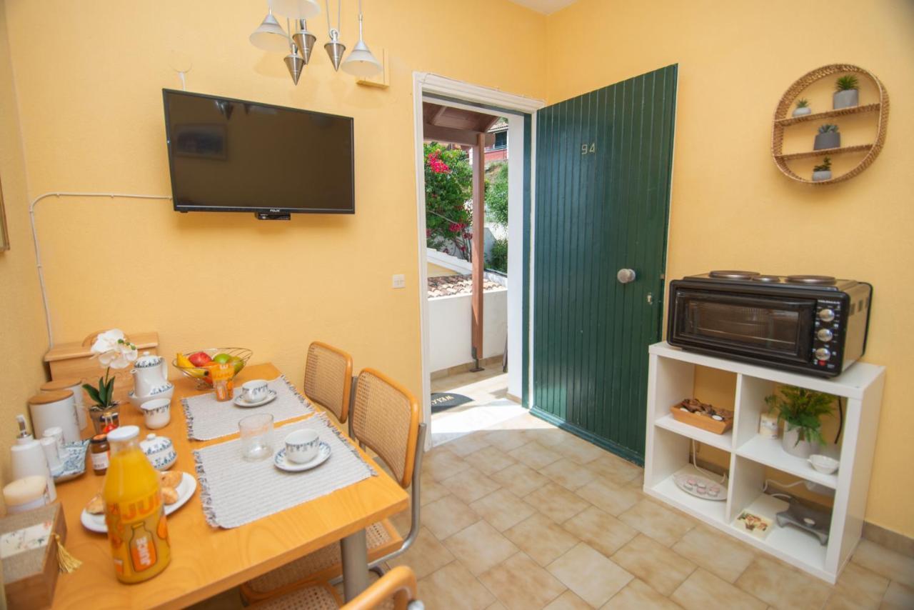 Alexandras On The Beach And Pool Apt Glyfada  Exterior photo